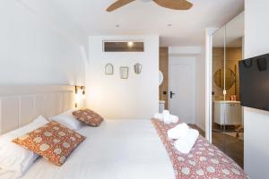 a bedroom with a bed with white sheets and pillows at New- 8 pers devant le parc de la villette in Paris