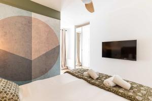 a bedroom with a bed and a tv on a wall at New- 8 pers devant le parc de la villette in Paris