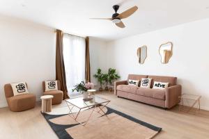 a living room with a couch and a table at New- 8 pers devant le parc de la villette in Paris