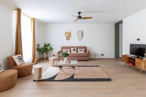 a living room with a couch and a tv at New- 8 pers devant le parc de la villette in Paris