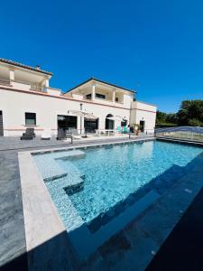 Bazén v ubytování ONLY YOU option spa, sauna et piscine nebo v jeho okolí