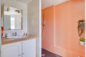 a bathroom with a sink and a mirror at Villa de caractère au centre de Saint Emilion in Saint-Émilion +36 photos
