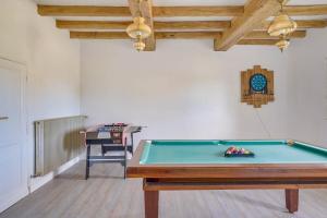 a room with a pool table in a room at Villa de caractère au centre de Saint Emilion in Saint-Émilion