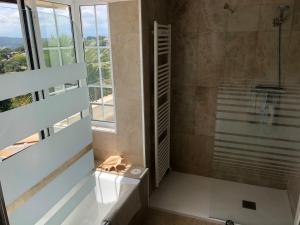 un bagno con doccia e WC di 2 chambres d hôtes dans villa avec piscine a Santa Cristina d'Aro
