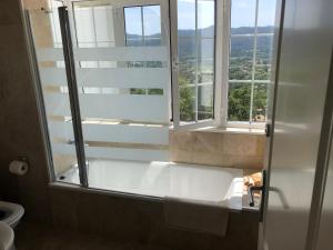 e bagno con finestra e vasca. di 2 chambres d hôtes dans villa avec piscine a Santa Cristina d'Aro
