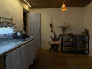 Una cocina con encimera y mesa en una habitación. en Private cabin with mountains view, en Estación El Salto