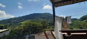 Nespecifikovaný výhled na hory nebo výhled na hory při pohledu z prázdninového domu