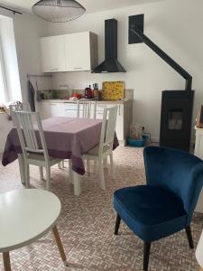 une salle à manger avec une table et des chaises et une cuisine dans l'établissement La maison du pêcheur, à Saint-Quay-Portrieux 16 autres photos