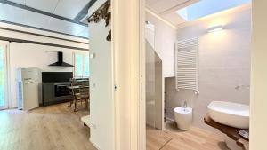 Imagen de la galería de SE165 - Senigallia, trilocale in centro con terrazzo e aria condizionata, en Senigallia 16 fotos más