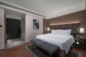 Postel nebo postele na pokoji v ubytování Intercity Hotel Shanghai Jinqiao