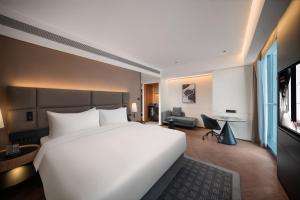 Postel nebo postele na pokoji v ubytování Intercity Hotel Shanghai Jinqiao