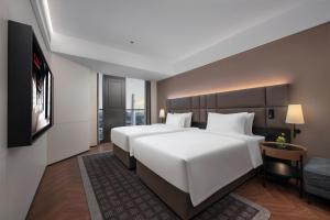 Postel nebo postele na pokoji v ubytování Intercity Hotel Shanghai Jinqiao