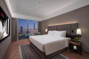Postel nebo postele na pokoji v ubytování Intercity Hotel Shanghai Jinqiao