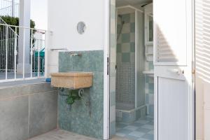 un baño con ducha y lavabo en Villa Laura vista mare, en Torre Santa Sabina