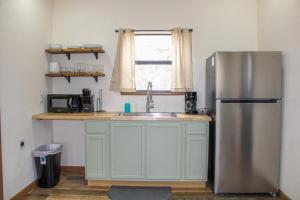 Kuchyň nebo kuchyňský kout v ubytování Waterfront Sky Cabin #4