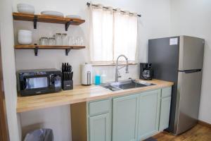 Kuchyň nebo kuchyňský kout v ubytování Waterfront Sky Cabin #4