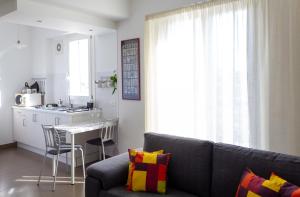 Una sala de estar con un sofá y una cocina. en Cuore Flat, en Módica 25 fotos más