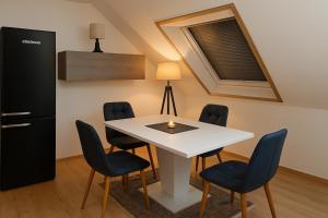 a room with a table and chairs and a refrigerator at Ideal für Monteure Apartment mit 3 Schlafzimmer für bis zu 6 Personen mit Küche, Waschmaschine, Bad, WiFi, Flat TV usw in Delitzsch