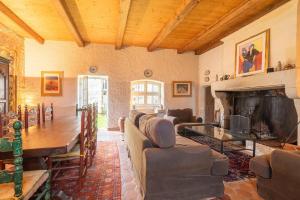 Una sala de estar con una mesa y una chimenea. en Chambres et table d'hôtes Maison Garesché, en Nieulle-sur-Seudre