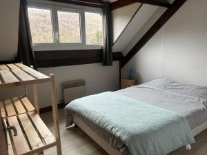 ein Schlafzimmer mit einem Bett und einem großen Fenster in der Unterkunft Chalet de montagnes in Campan + 7 Fotos