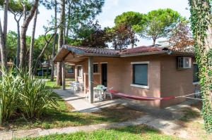 a small house with a garden at Villaggio California in Eraclea Mare