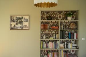 a book shelf filled with books in a room at Maison d'hôtes PACHAMAMA in Ahetze