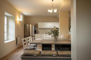 a kitchen and dining room with a table and chairs at Maison d'hôtes PACHAMAMA in Ahetze