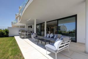 Balkón alebo terasa v ubytovaní 092 - Modern, Spacious El Higueron Apartment With Private Garden & BBQ