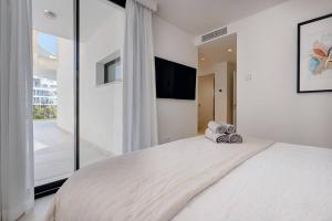 Posteľ alebo postele v izbe v ubytovaní 092 - Modern, Spacious El Higueron Apartment With Private Garden & BBQ