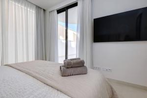 Posteľ alebo postele v izbe v ubytovaní 092 - Modern, Spacious El Higueron Apartment With Private Garden & BBQ