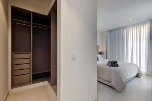 Posteľ alebo postele v izbe v ubytovaní 092 - Modern, Spacious El Higueron Apartment With Private Garden & BBQ