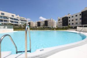 Bazén v ubytovaní 092 - Modern, Spacious El Higueron Apartment With Private Garden & BBQ alebo v jeho blízkosti