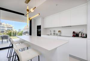 Kuchyňa alebo kuchynka v ubytovaní 092 - Modern, Spacious El Higueron Apartment With Private Garden & BBQ