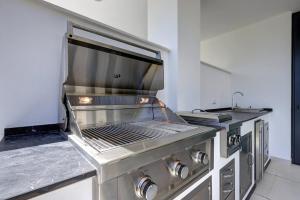 Kuchyňa alebo kuchynka v ubytovaní 092 - Modern, Spacious El Higueron Apartment With Private Garden & BBQ