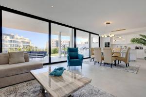 Posedenie v ubytovaní 092 - Modern, Spacious El Higueron Apartment With Private Garden & BBQ