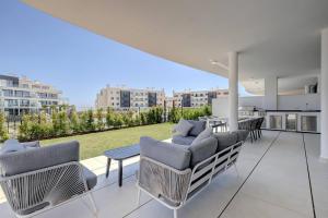 Balkón alebo terasa v ubytovaní 092 - Modern, Spacious El Higueron Apartment With Private Garden & BBQ