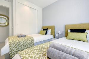 Posteľ alebo postele v izbe v ubytovaní 092 - Modern, Spacious El Higueron Apartment With Private Garden & BBQ