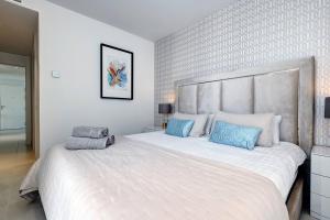 Posteľ alebo postele v izbe v ubytovaní 092 - Modern, Spacious El Higueron Apartment With Private Garden & BBQ