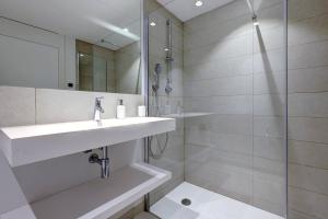 Kúpeľňa v ubytovaní 092 - Modern, Spacious El Higueron Apartment With Private Garden & BBQ