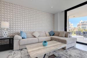 Posedenie v ubytovaní 092 - Modern, Spacious El Higueron Apartment With Private Garden & BBQ