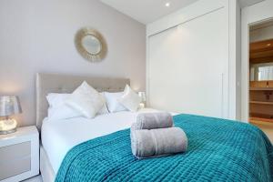 Posteľ alebo postele v izbe v ubytovaní 092 - Modern, Spacious El Higueron Apartment With Private Garden & BBQ