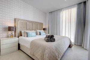 Posteľ alebo postele v izbe v ubytovaní 092 - Modern, Spacious El Higueron Apartment With Private Garden & BBQ