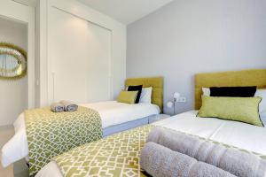 Posteľ alebo postele v izbe v ubytovaní 092 - Modern, Spacious El Higueron Apartment With Private Garden & BBQ