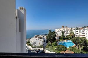 z balkonu budynku z basenem w obiekcie 082 - Stunning Sea Views Beachfront Apartment w mieście Benalmádena