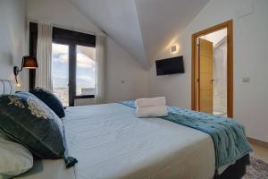 Posteľ alebo postele v izbe v ubytovaní 103 - Luxurious 3 Bed Duplex Penthouse With Stunning Mountain Views