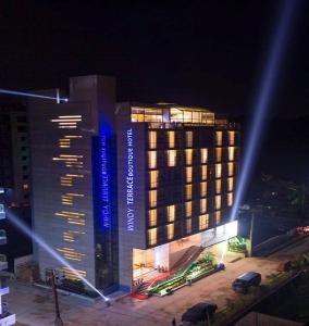 um grande edifício com luzes acesas à noite em Hotel Windy Terrace em Cox's Bazar