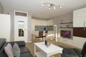 a living room with a couch and a table at Haus Käptn Christiansen 46 in Westerland