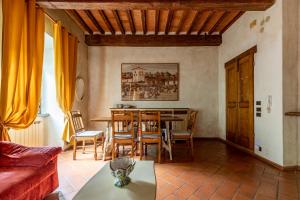 a living room with a table and a couch at Agriturismo Borgo dei Ricci in Impruneta