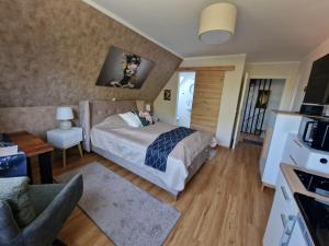 TeschendorfHaus-Fehmarn-am-Dorfteich-|-Wohnung-3-Nord的一间带床的卧室和一间客厅