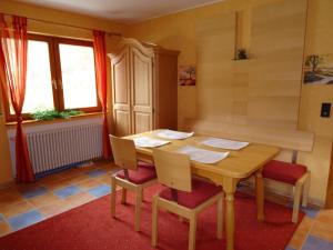 Un comedor con mesa y sillas de madera. en Ferienwohnung Mühlengrün, en Oberwolfach